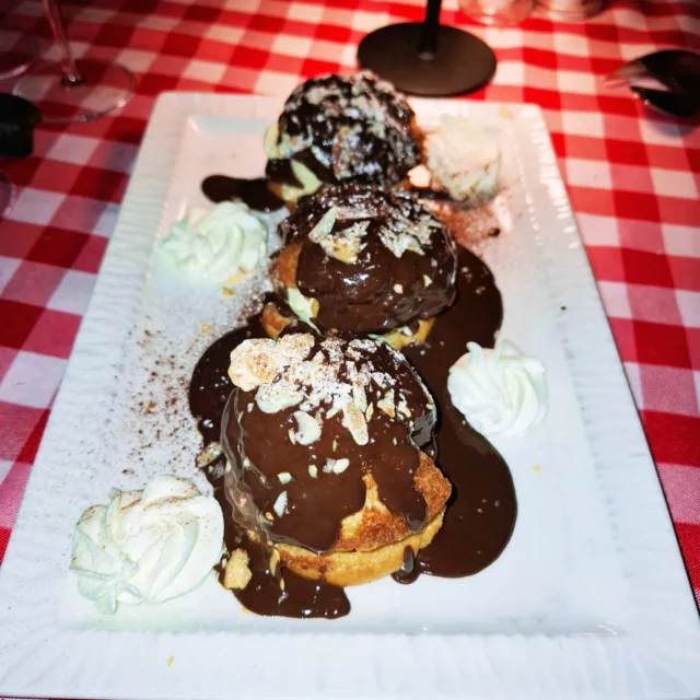 Um bistrot charmoso, cozinha bem francesa e ... de sobremesa "profiterolles" gigantes ! Paradinha gourmet na floresta de Fontainebleau.
#bourron-marlotte @lebistrotdubroc