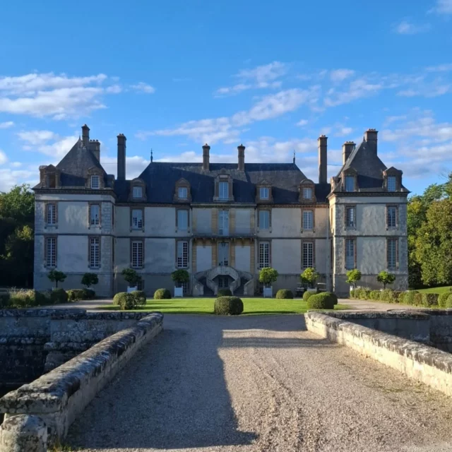 Visitando a região de #Fontainebleau ? Conheça #bourron-marlotte un vilarejo charmoso com seu lindo @chateaudebourron !