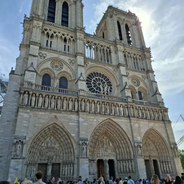Imperdível visita à #notredame ! A fila parece longa mas é fluida, em 20 min entramos na Catedral.
